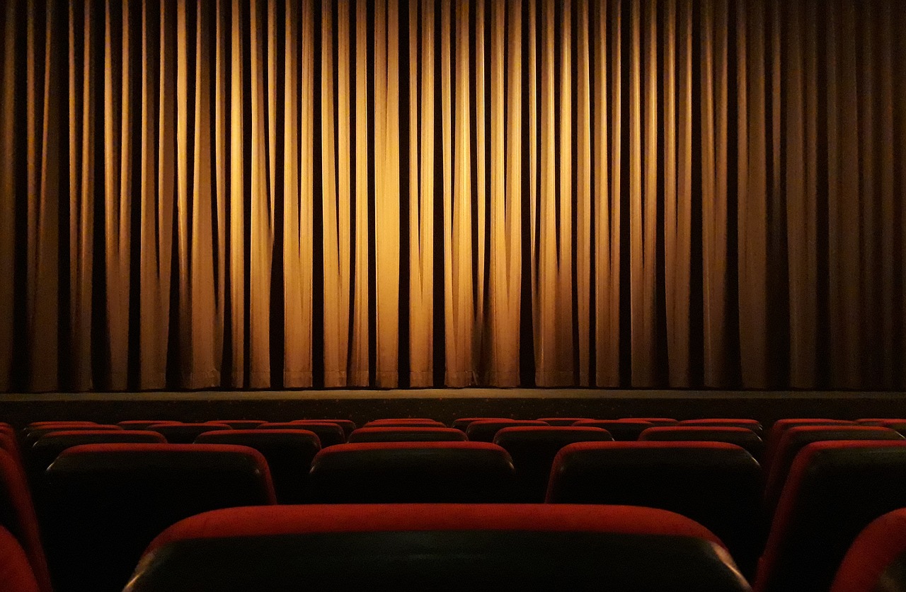 Teatterin näyttämö ja penkkirivejä.