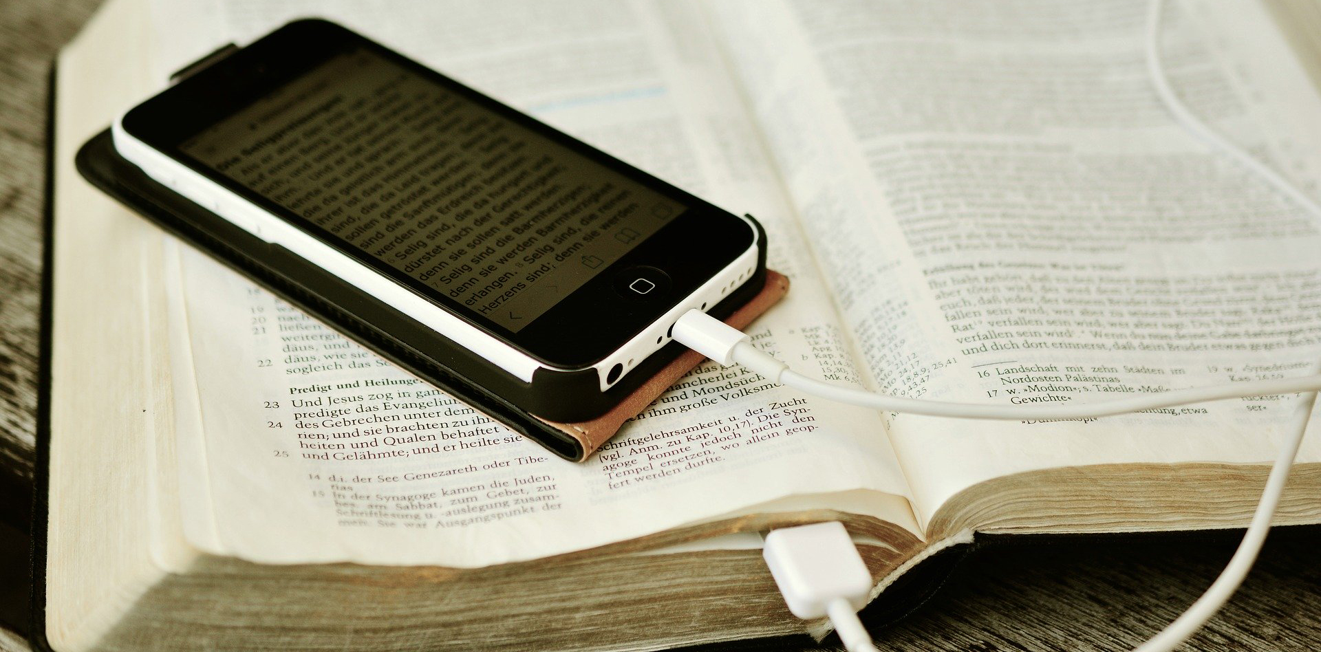 Kännykkä ja Raamattu.
