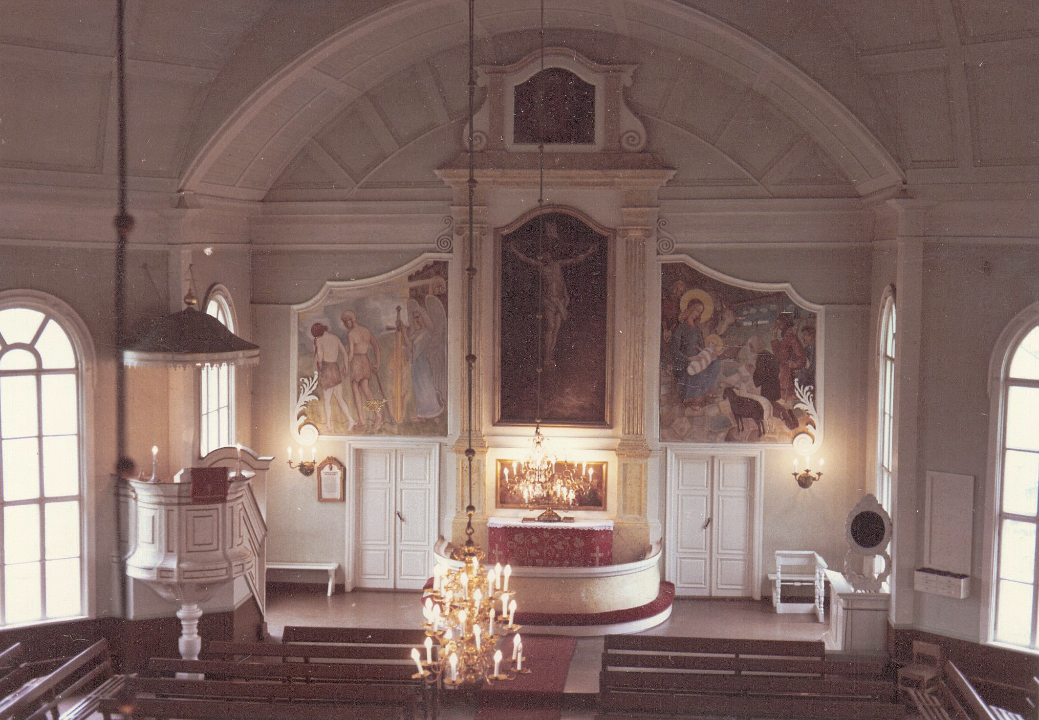 Kaustisen kirkon Ilmari Wirkkalan vuonna 1953 maalaamat sivualttaritaulut.