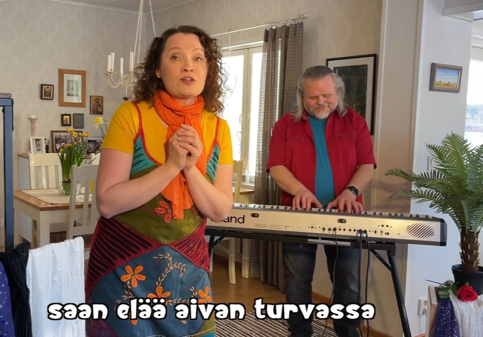 Minna ja Jussi Pyysalo laulavat: saan elää turvassa.