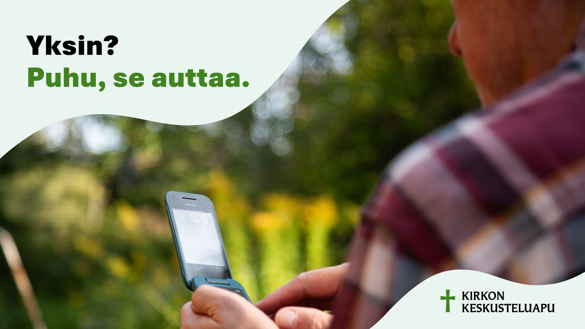 Kirkon keskustelunavun mainos, jossa ruutupaitainen näplää kännykkää kesäisessä maisemassa.