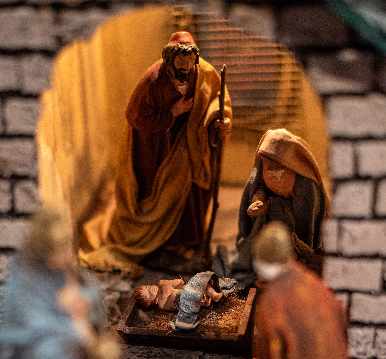 Yksityiskohta seimestä, missä Jeesus-lapsi makaa Neitsyt Marian ja Joosefin silmien alla.